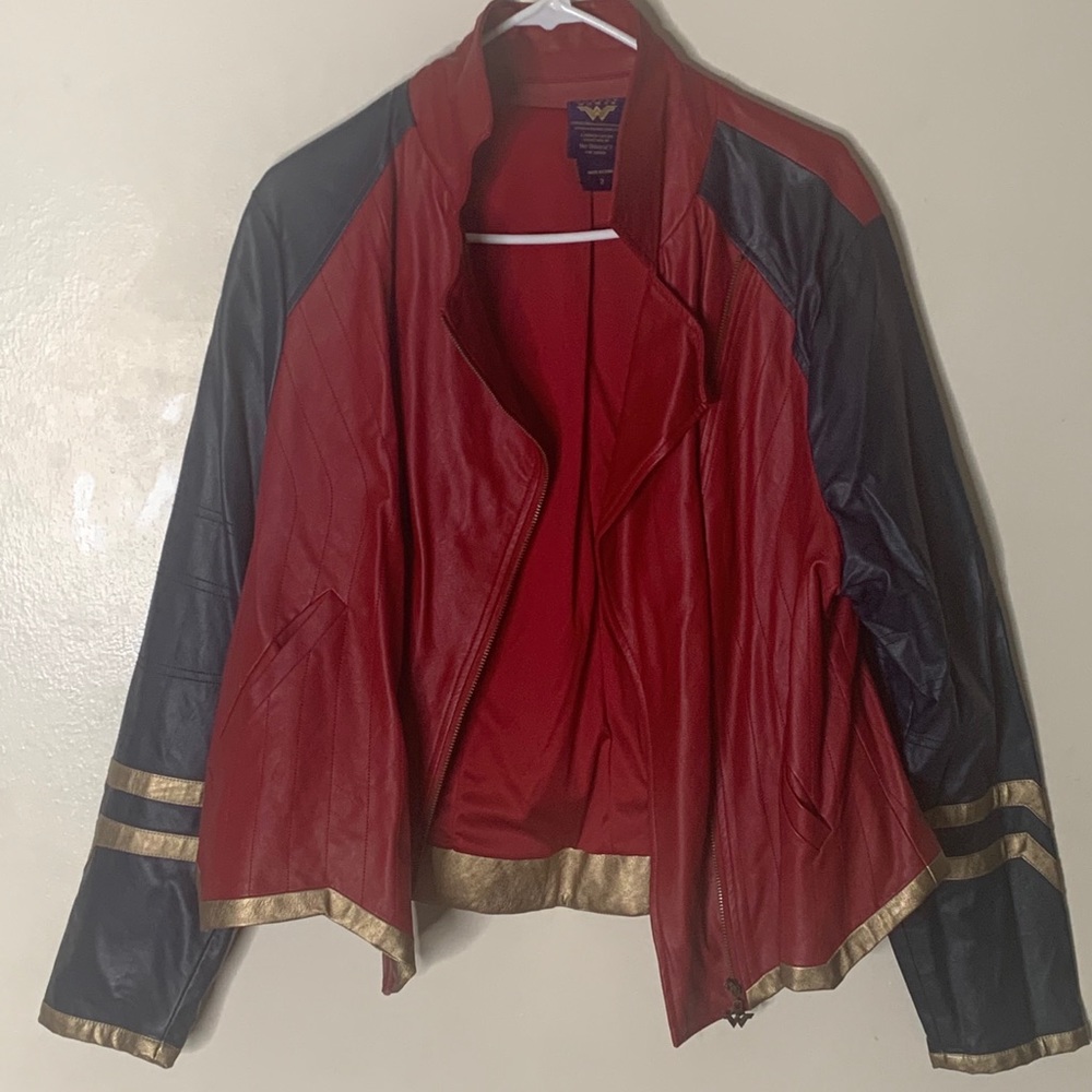 Wonder Women  jacket (Her Universe) Marvel
